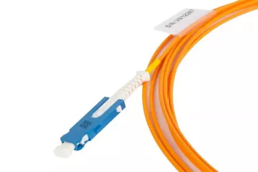 Cable de conexión óptica con conectores SN