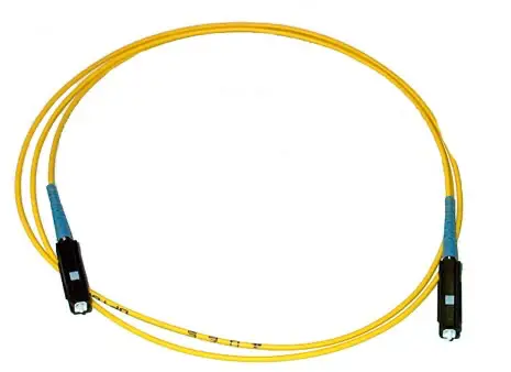 Cable de conexión óptica con conectores MU